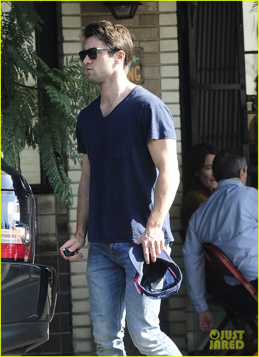 joshua bowman hangs with a pal for little doms lunch 04