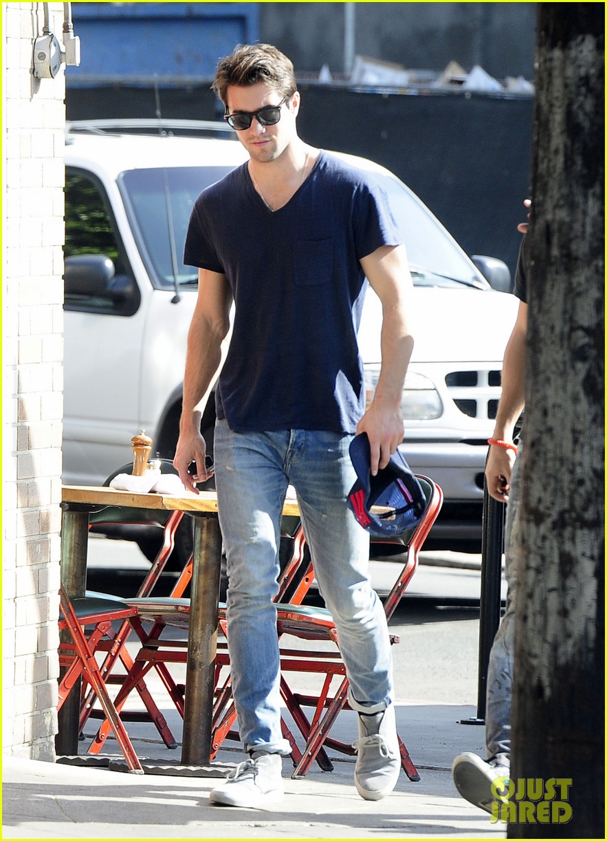 joshua bowman hangs with a pal for little doms lunch 09