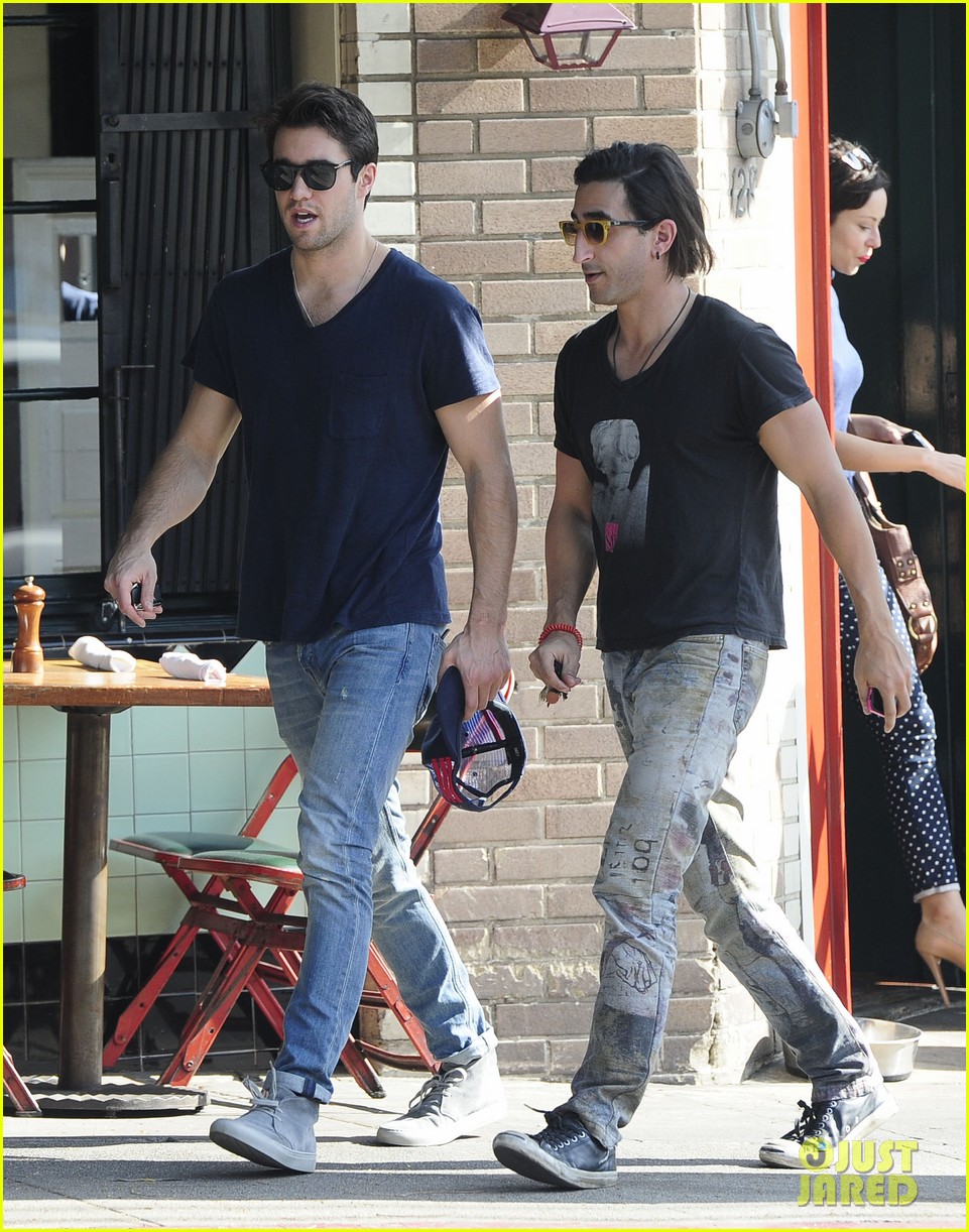 joshua bowman hangs with a pal for little doms lunch 123039405
