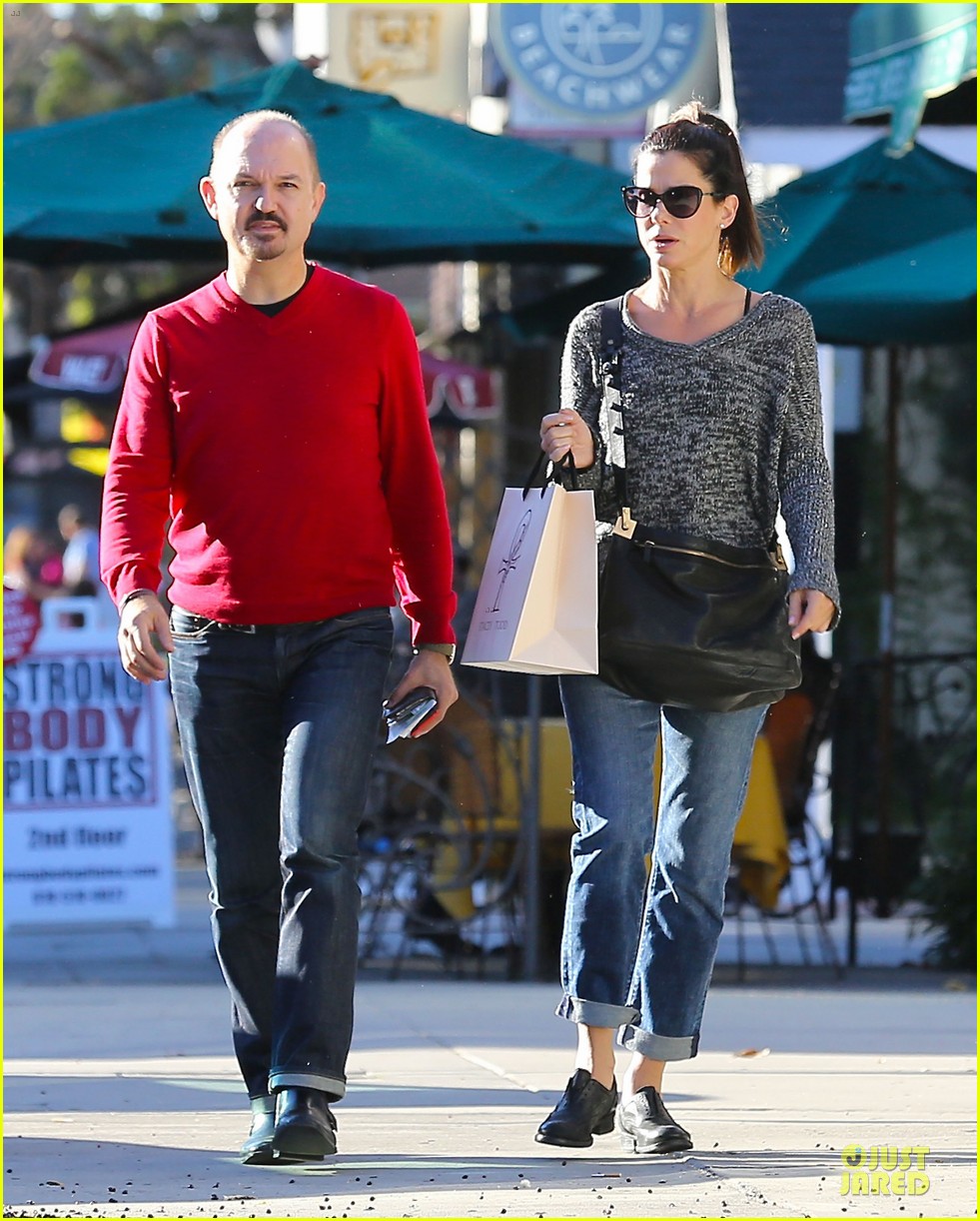 sandra bullock shopping with mystery man after golden globes 013031613