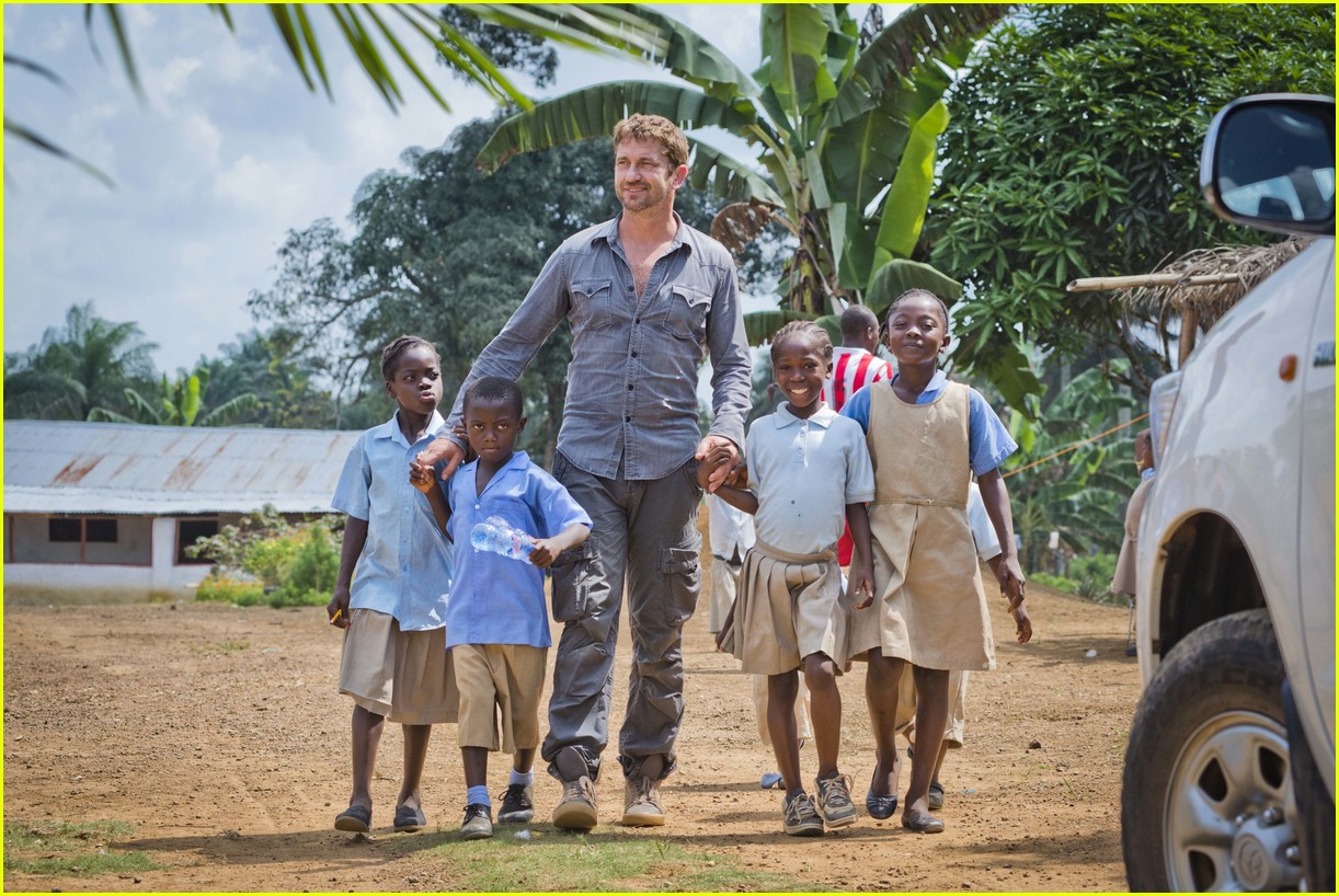 gerard butler visits liberia with marys meals all the photos 013059525