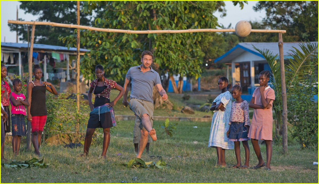 gerard butler visits liberia with marys meals all the photos 063059530