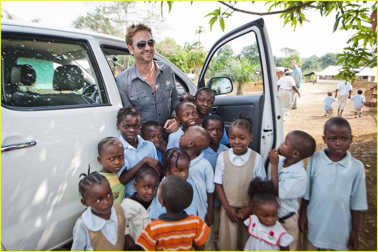 gerard butler visits liberia with marys meals all the photos 483059590