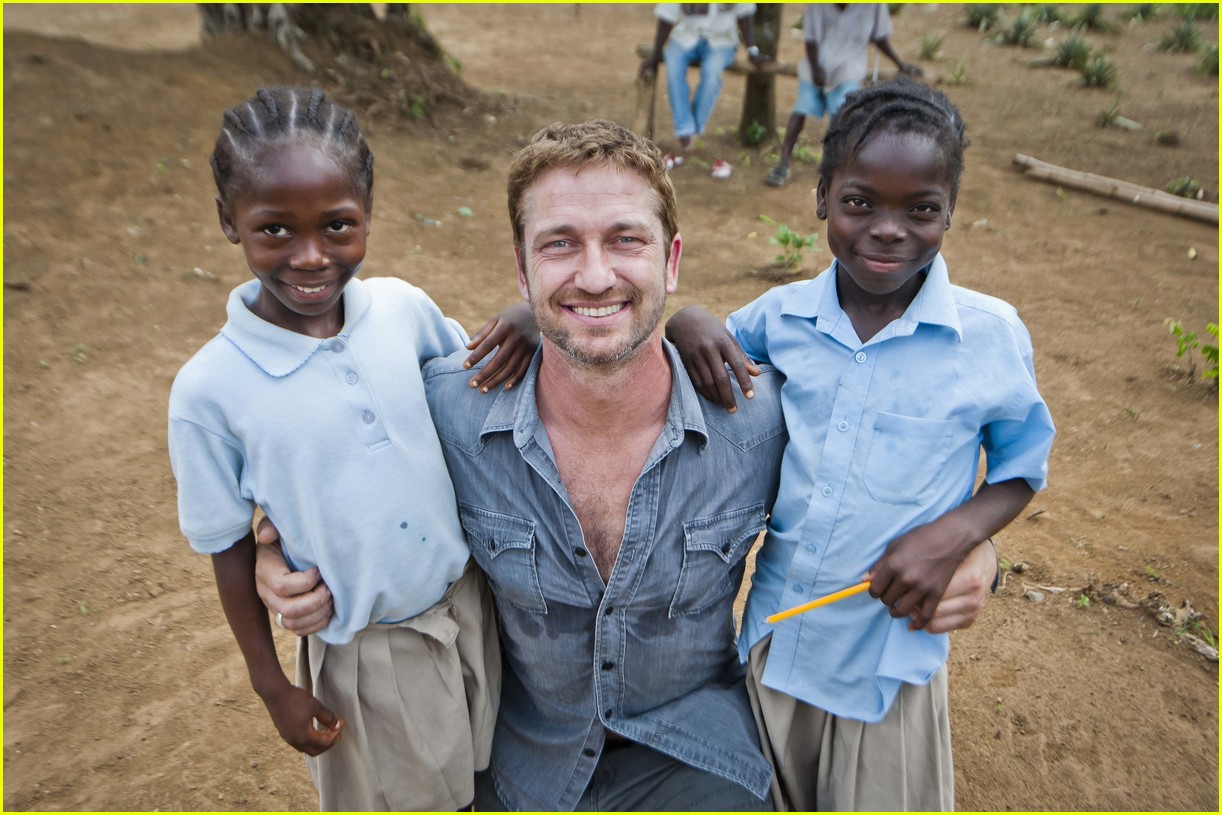 gerard butler visits liberia with marys meals all the photos 563059598