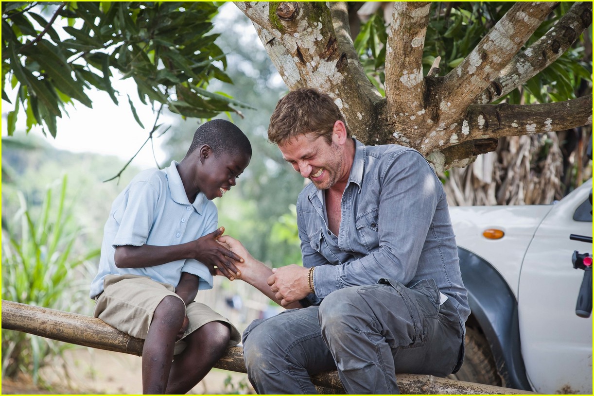 gerard butler visits liberia with marys meals all the photos 593059601