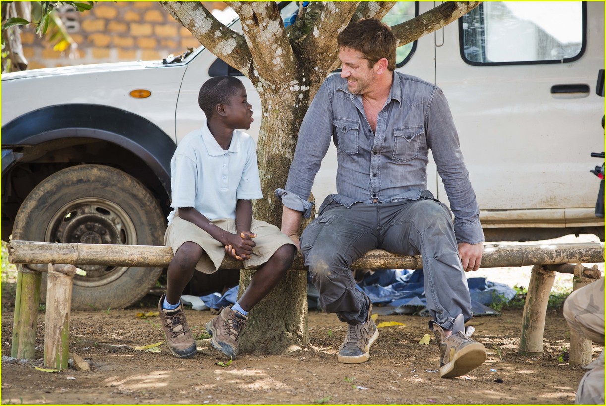 gerard butler visits liberia with marys meals all the photos 913059633