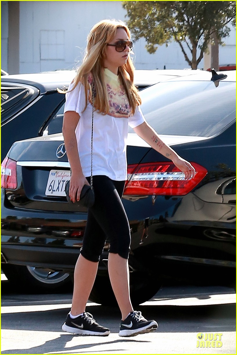 amanda bynes stops at gas station for rolling paper 143042947