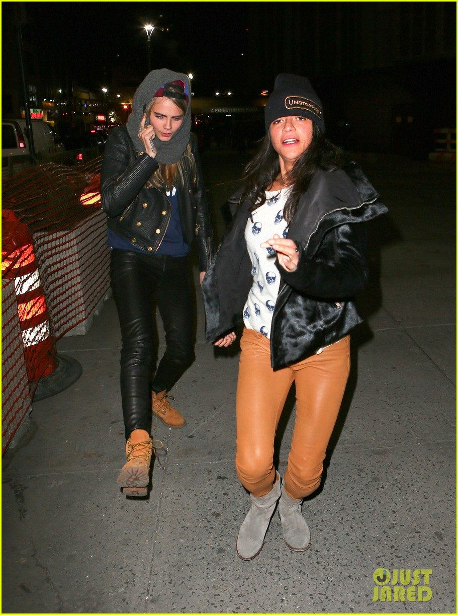 cara delevingne michelle rodriguez go in for kiss at knicks game 113025267