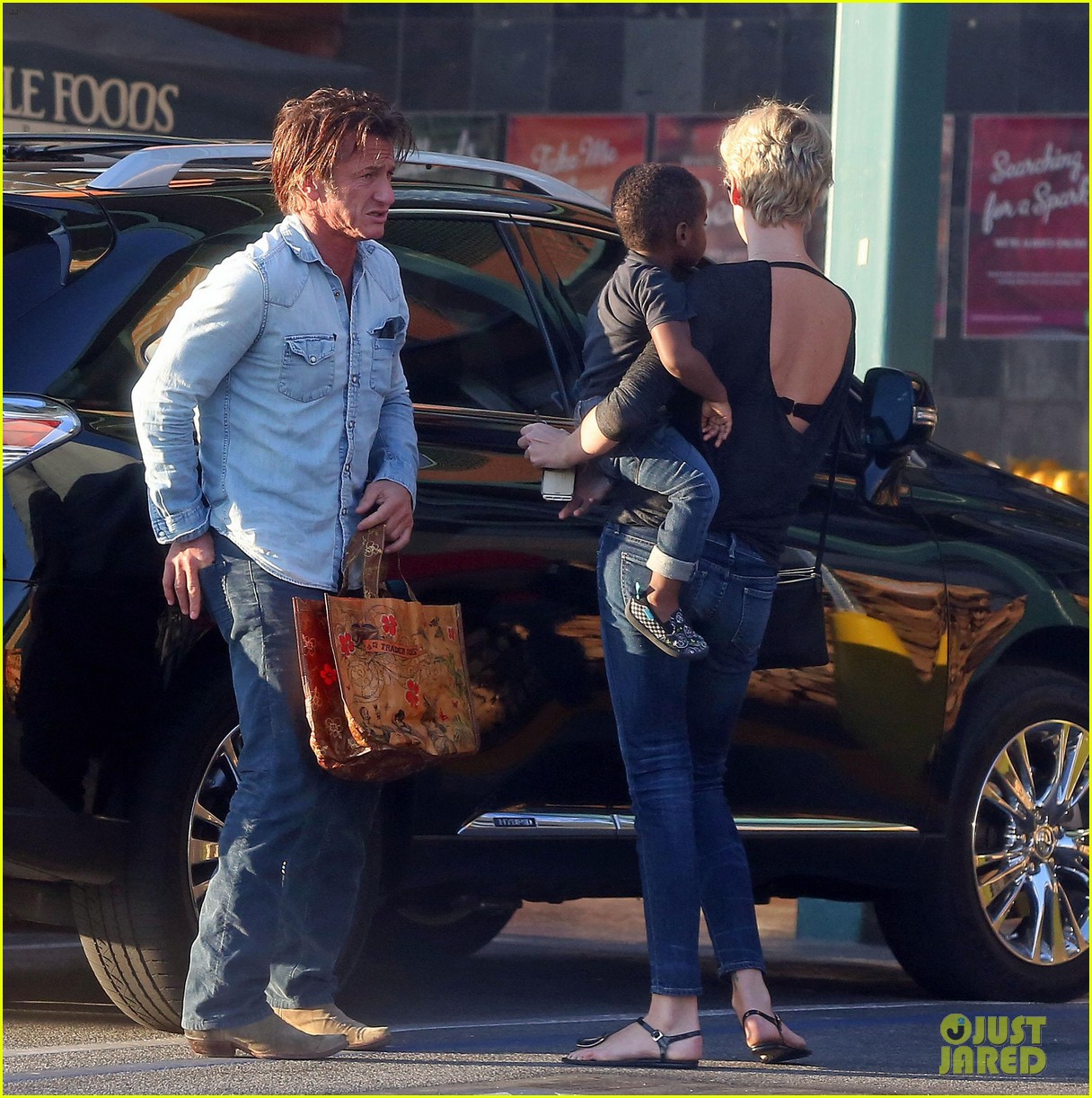 sean penn makes funny faces for charlize therons son 033038596