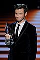 chris colfer wins favorite comedic tv actor at pcas 2014 10