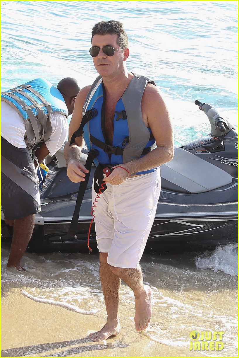 shirtless simon cowell draws large female crowd at the beach 143021945