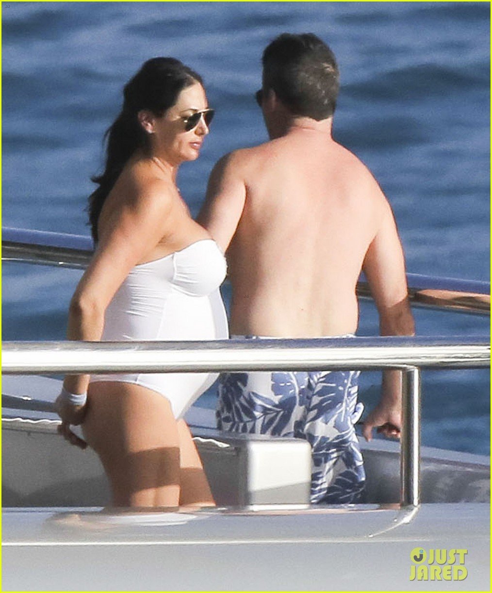 simon cowell very pregnant girlfriend relax on a yacht 09