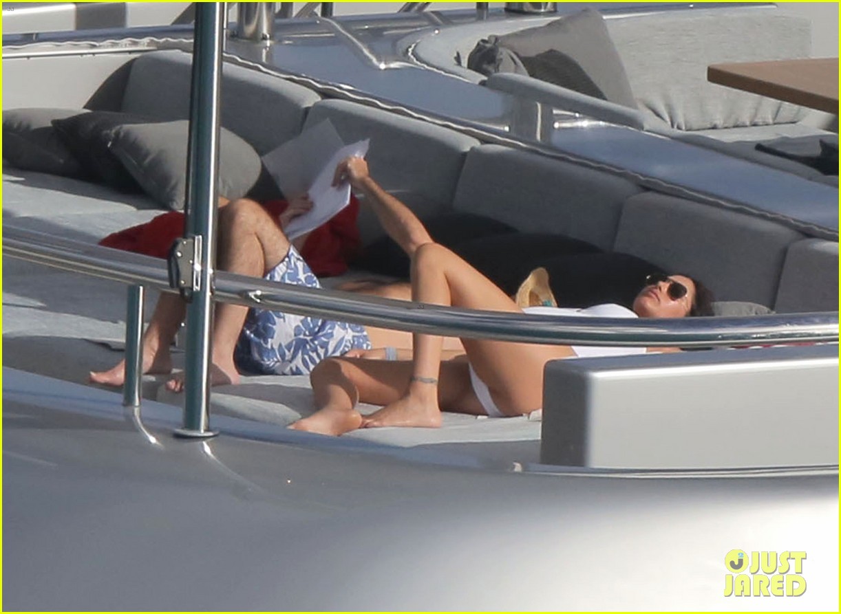 simon cowell very pregnant girlfriend relax on a yacht 12