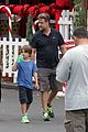 russell crowe dreamworld theme park with the boys 03