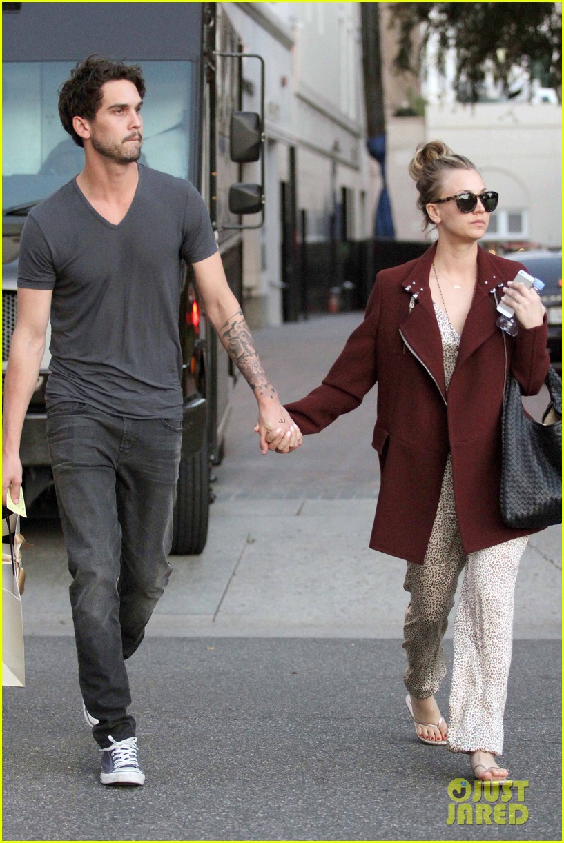 kaley cuoco steps out with ryan sweeting after the pcas 103026998