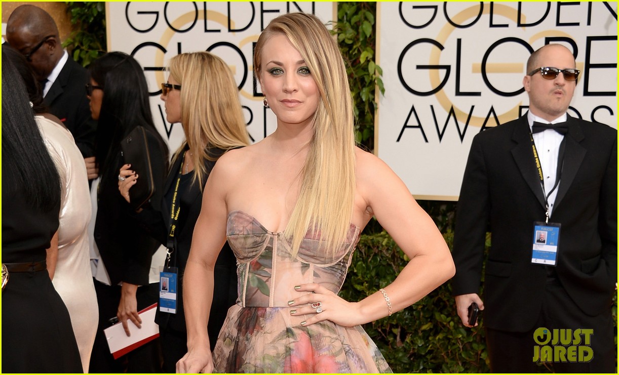 kaley cuoco golden globes 2014 red carpet 04