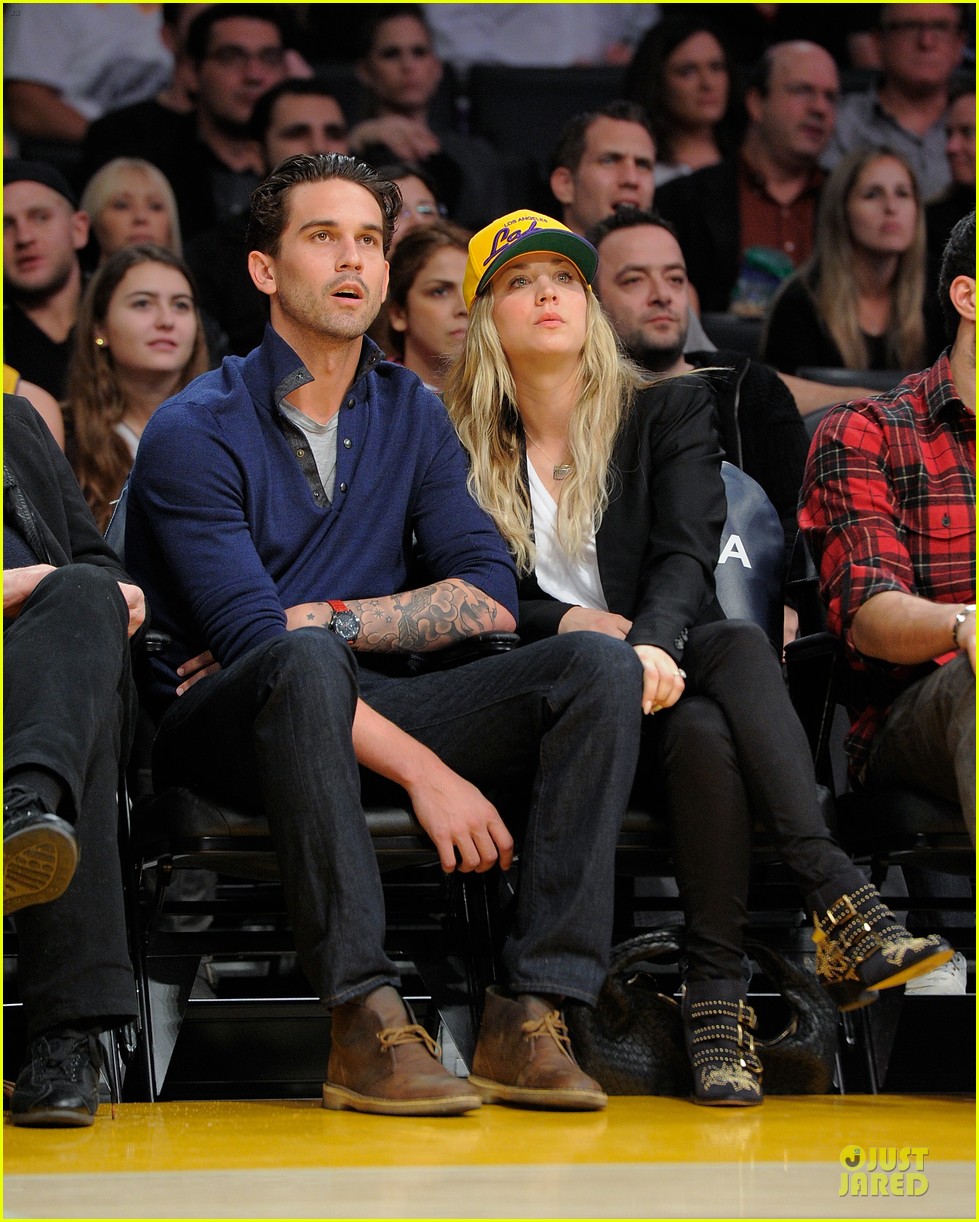 kaley cuoco shows off wedding ring at lakers game 013022459