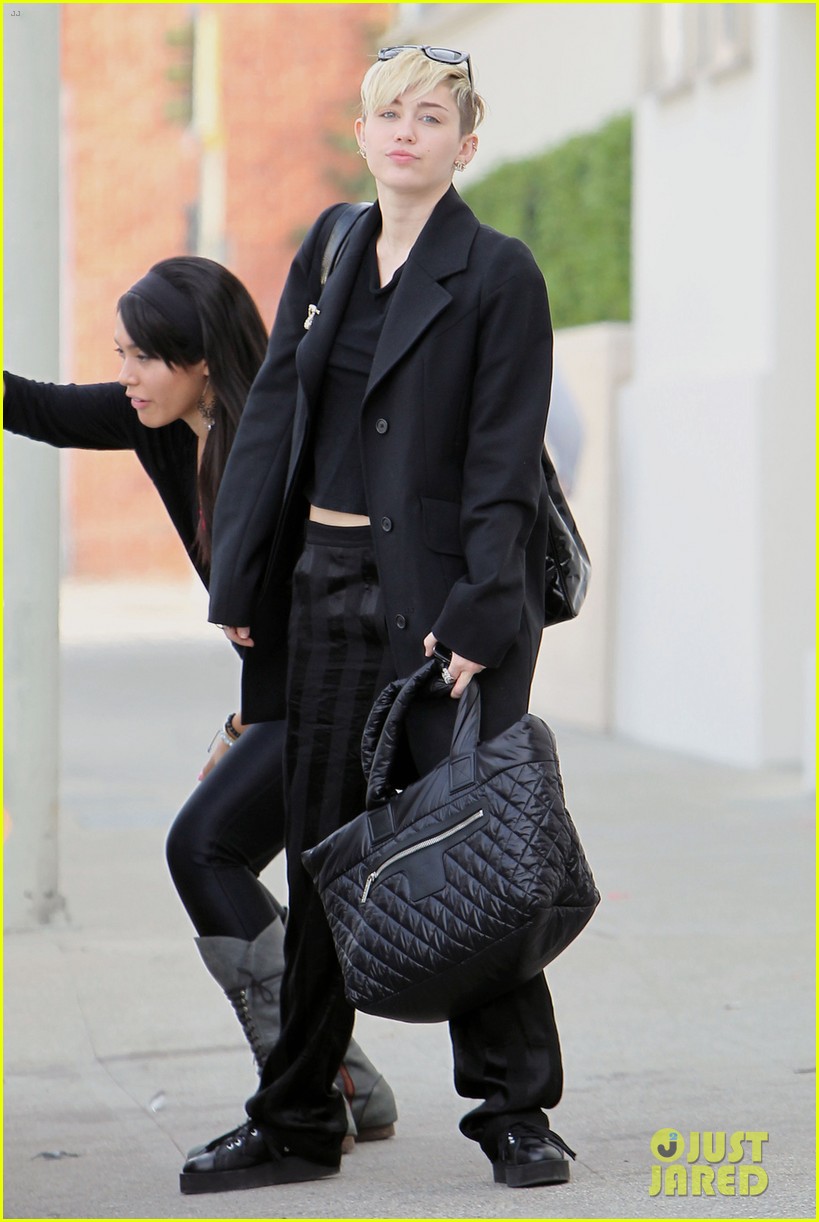 miley cyrus grabs lunch with her family after a haircut 043026441