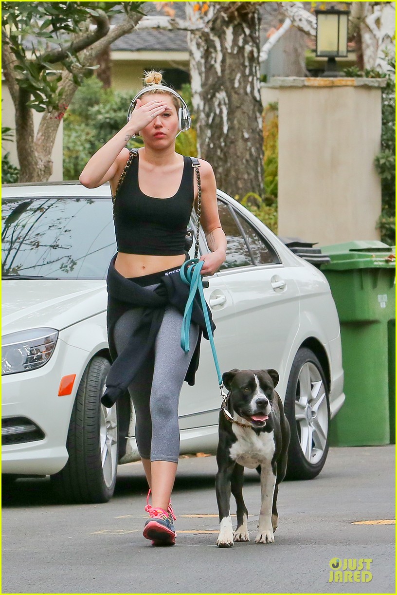 miley cyrus bares midriff for mary jane 013024604
