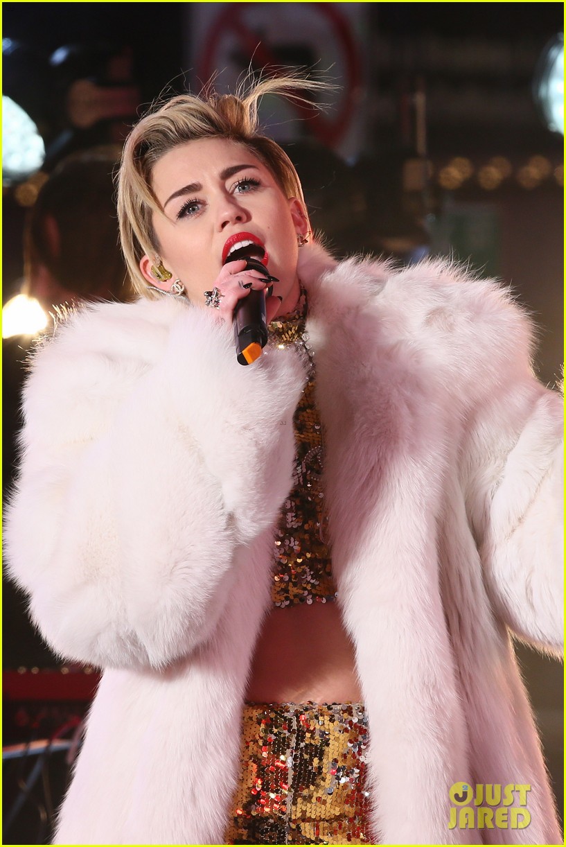 miley cyrus new years eve 2014 performance watch now 023020762