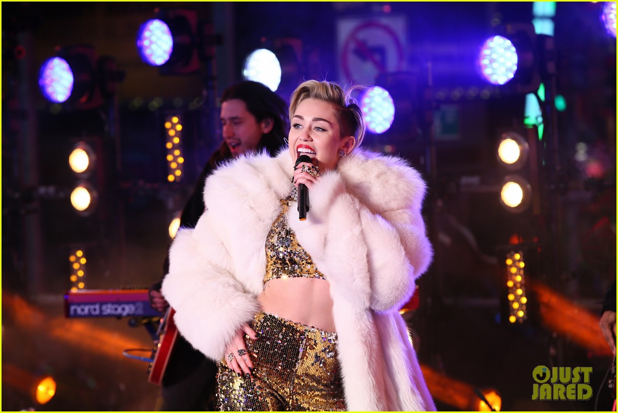 miley cyrus new years eve 2014 performance watch now 083020768