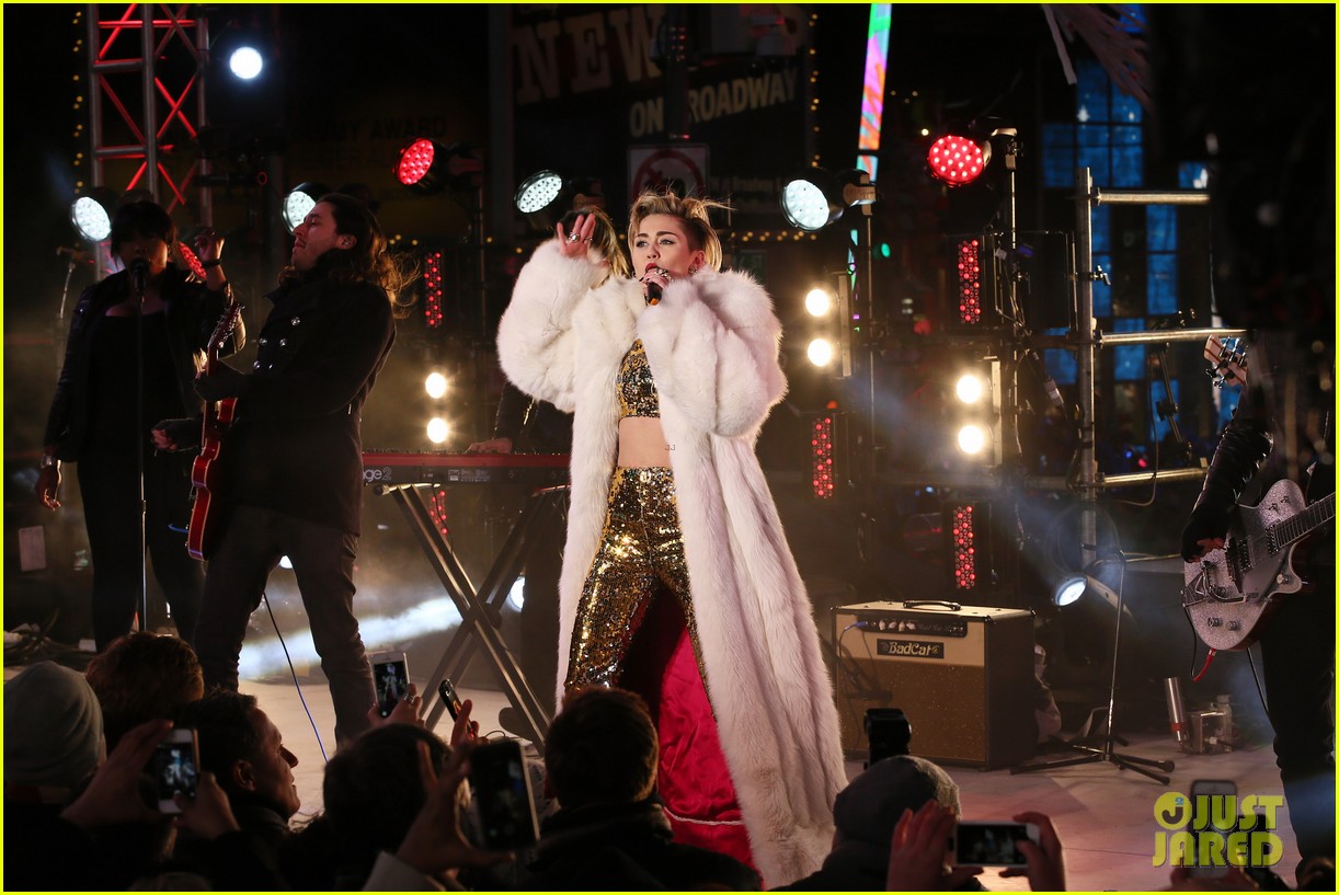 miley cyrus new years eve 2014 performance watch now 153020775