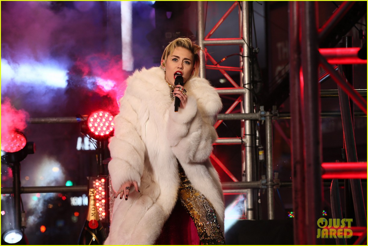 miley cyrus new years eve 2014 performance watch now 163020776