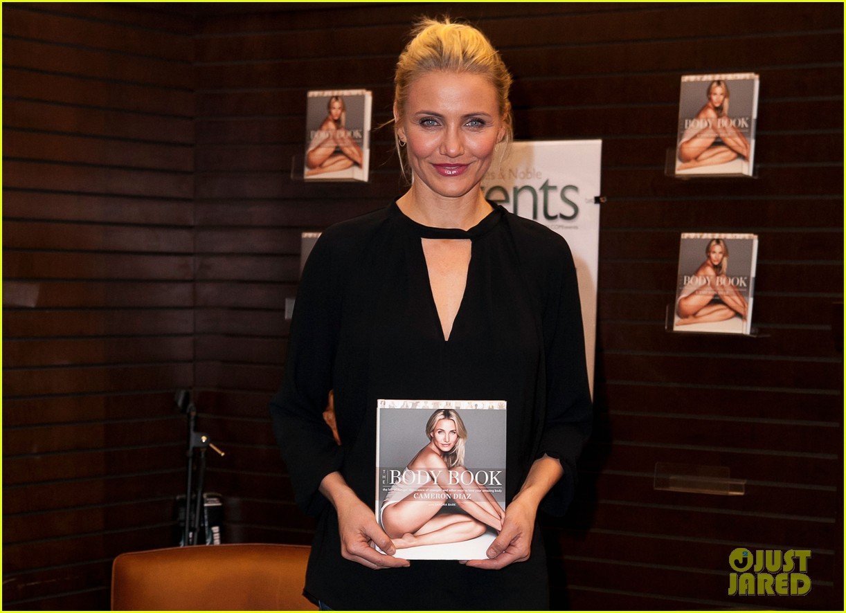 cameron diaz chugs bottled water in the morning to poop 113033289