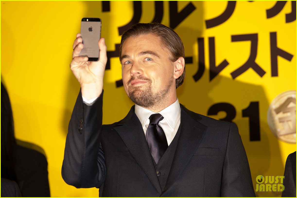leonardo dicaprio captures wolf of wall street tokyo premiere on his iphone 02