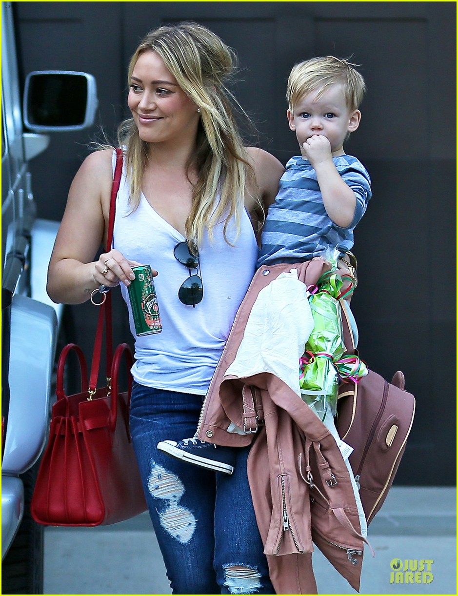 hilary duff steps out without wedding ring 06