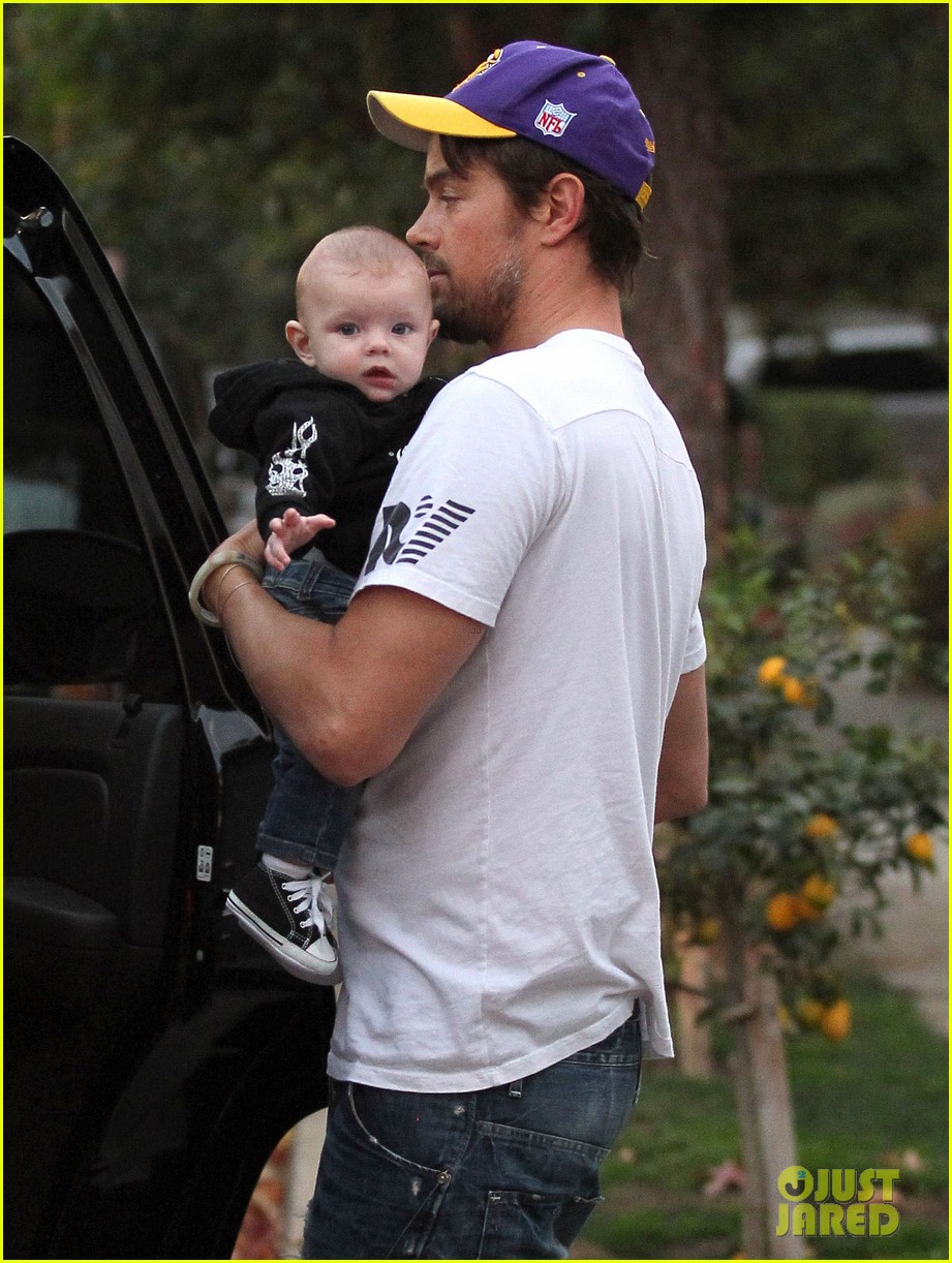 fergie josh duhamel step out with axl after fifth wedding anniverary 013029944