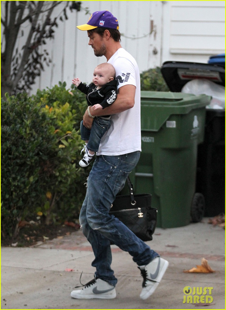 fergie josh duhamel step out with axl after fifth wedding anniverary 193029962