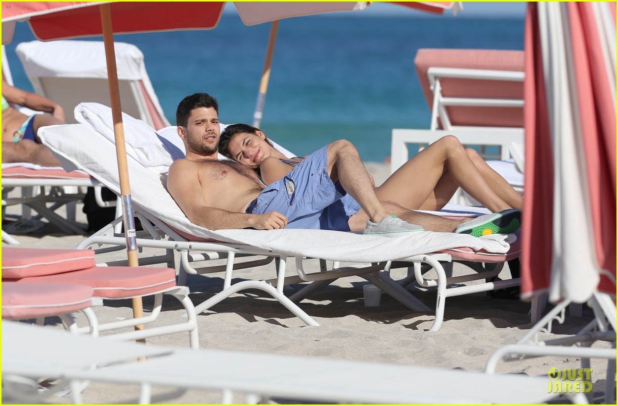 jerry ferrara shirtless miami beach lounging with girlfriend 043036111
