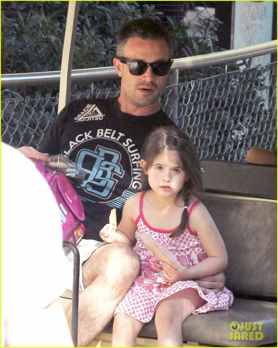 freddie prinze jr charlotte have father daughter zoo date 04