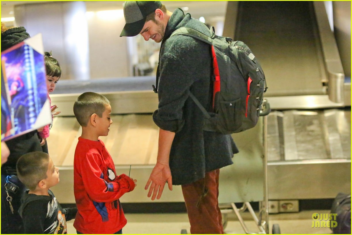 andrew garfield poses with spiderman fan at lax airport 16