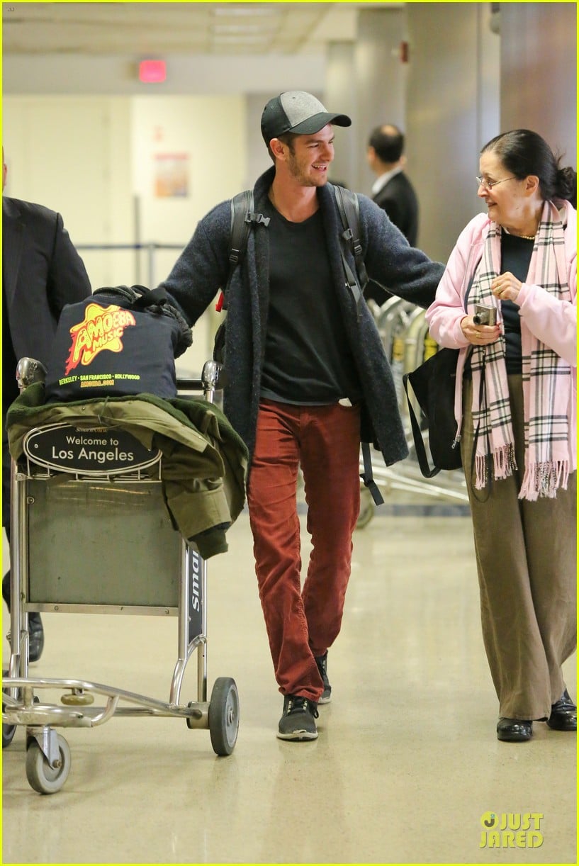 andrew garfield poses with spiderman fan at lax airport 19