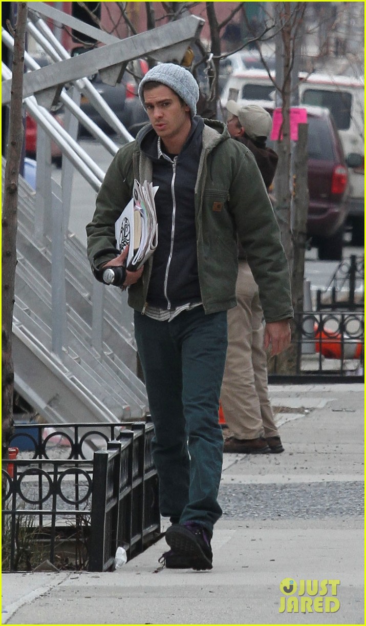 andrew garfield shoots reshoots for amazing spider man 2 03