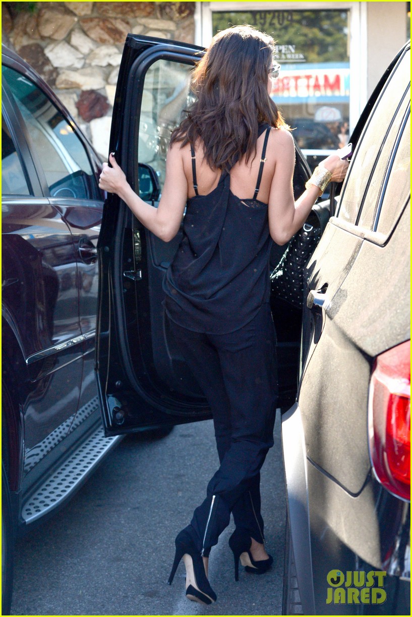 selena gomez steps out after austin mahone dating rumors 15