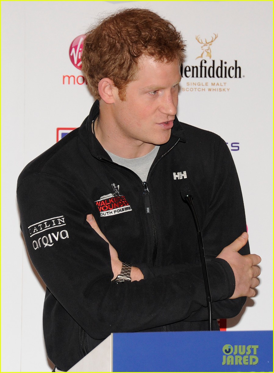 prince harry debuts freshly shaved face at south pole press conference 023037044