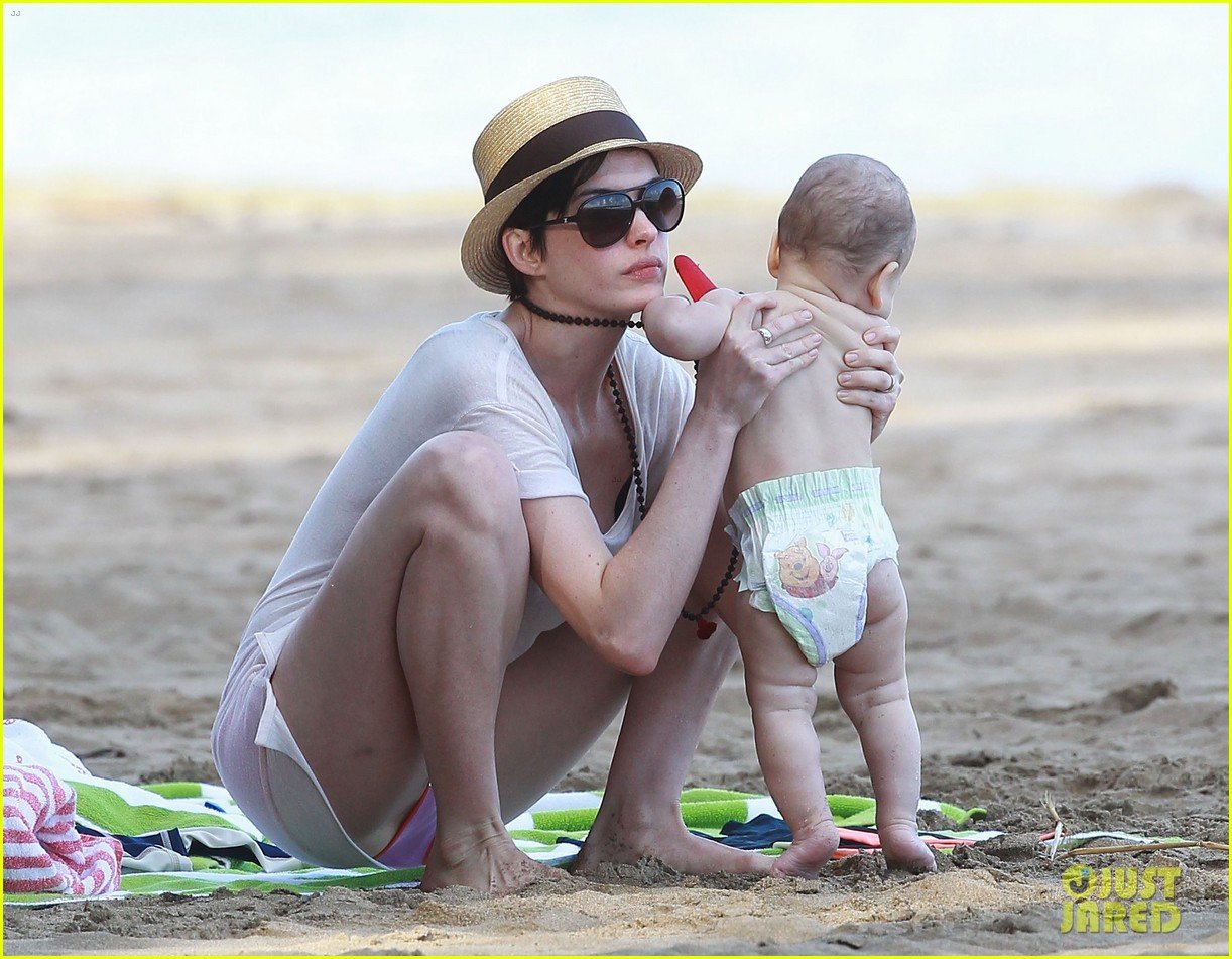 anne hathaway beachtime bliss with shirtless adam shulman 16