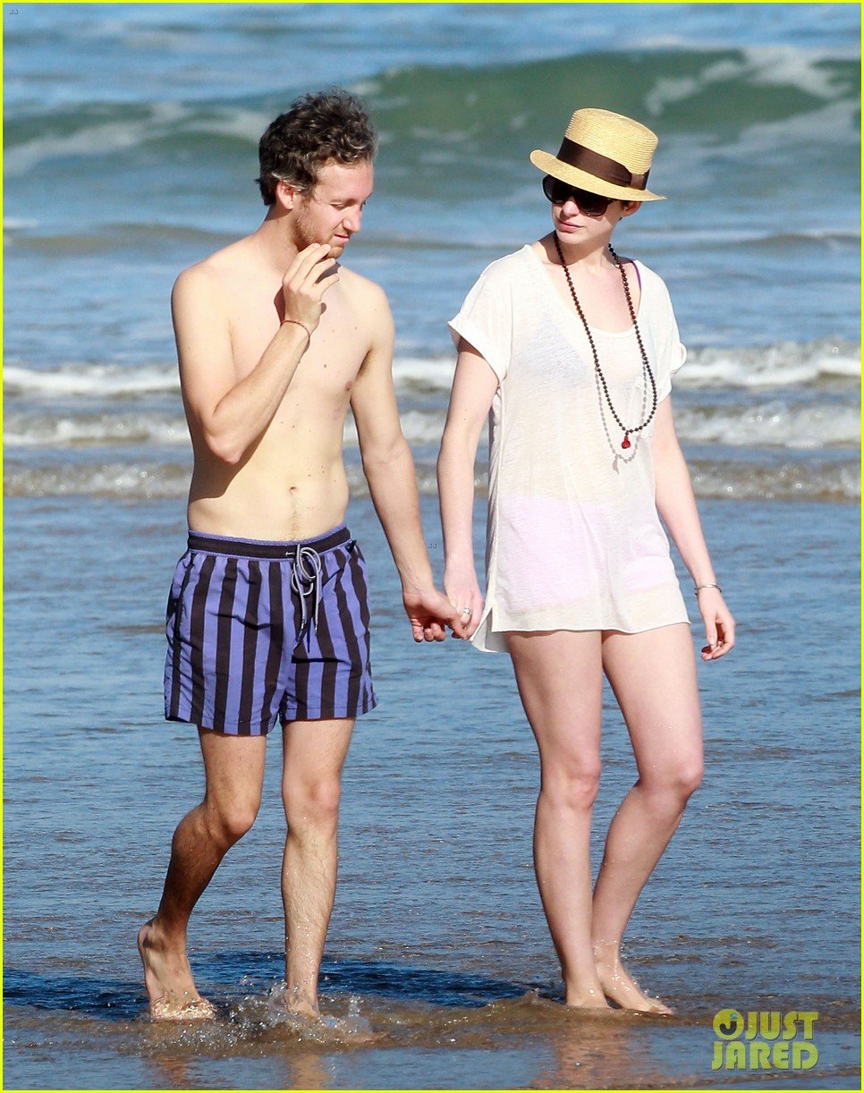 anne hathaway beachtime bliss with shirtless adam shulman 21