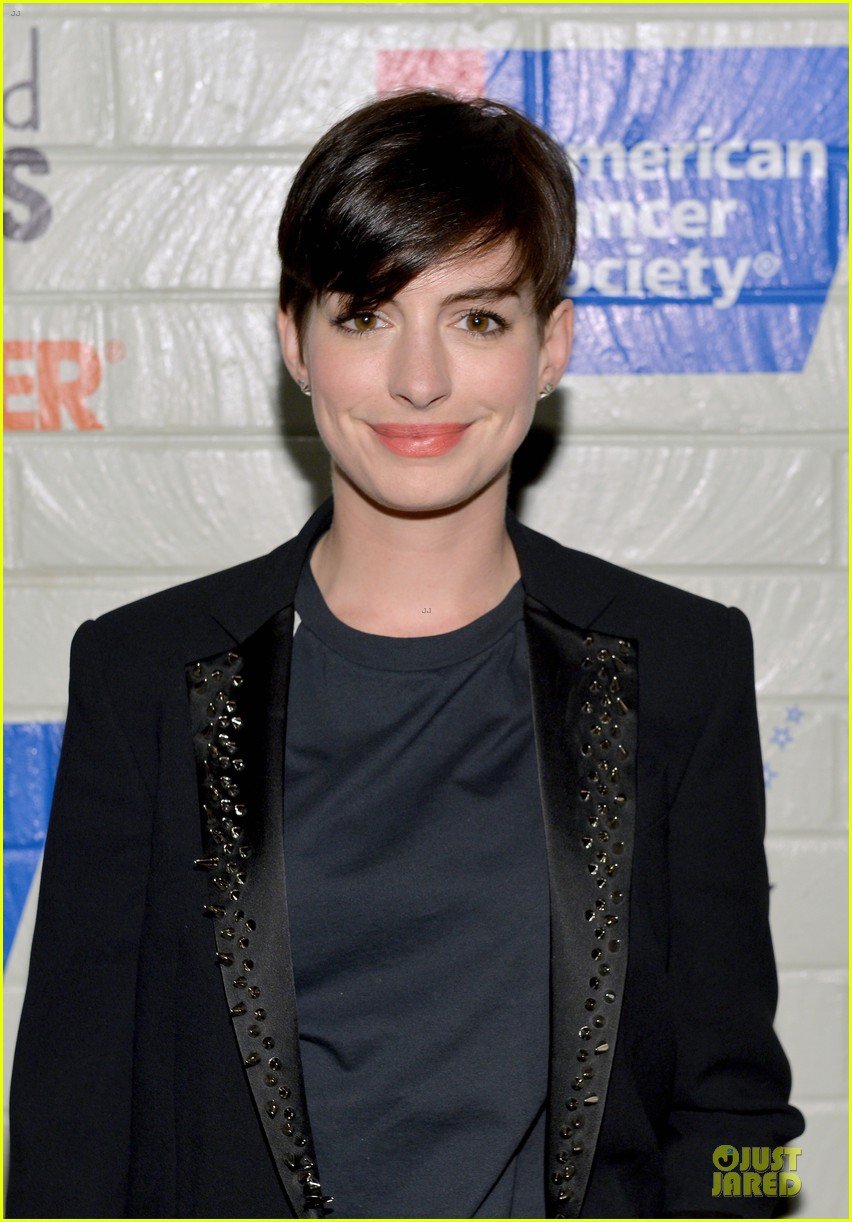 anne hathaway jesse tyler ferguson smile for stand up to cancer 07
