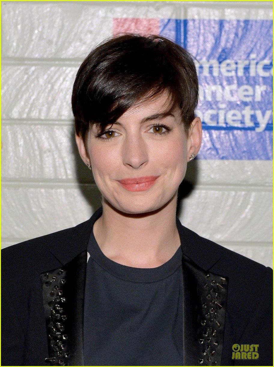 anne hathaway jesse tyler ferguson smile for stand up to cancer 10