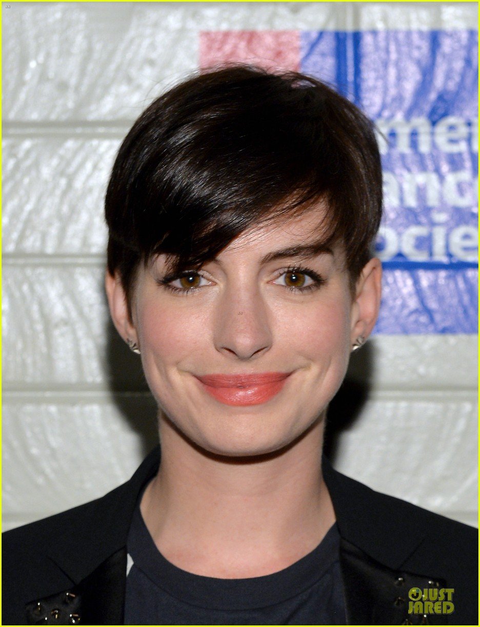 anne hathaway jesse tyler ferguson smile for stand up to cancer 14
