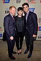 anne hathaway jesse tyler ferguson smile for stand up to cancer 01