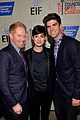 anne hathaway jesse tyler ferguson smile for stand up to cancer 18