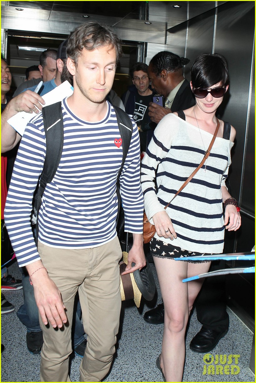 anne hathaway greets mob of fans at lax 253031936