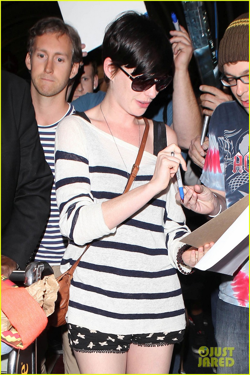 anne hathaway greets mob of fans at lax 263031937