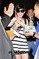 anne hathaway greets mob of fans at lax 24
