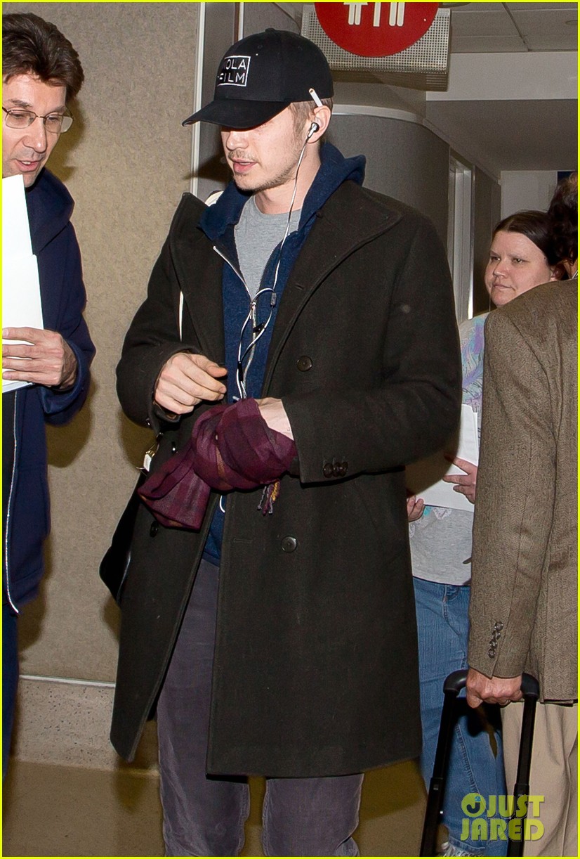 hayden christensen takes selfies with fans at lax 06
